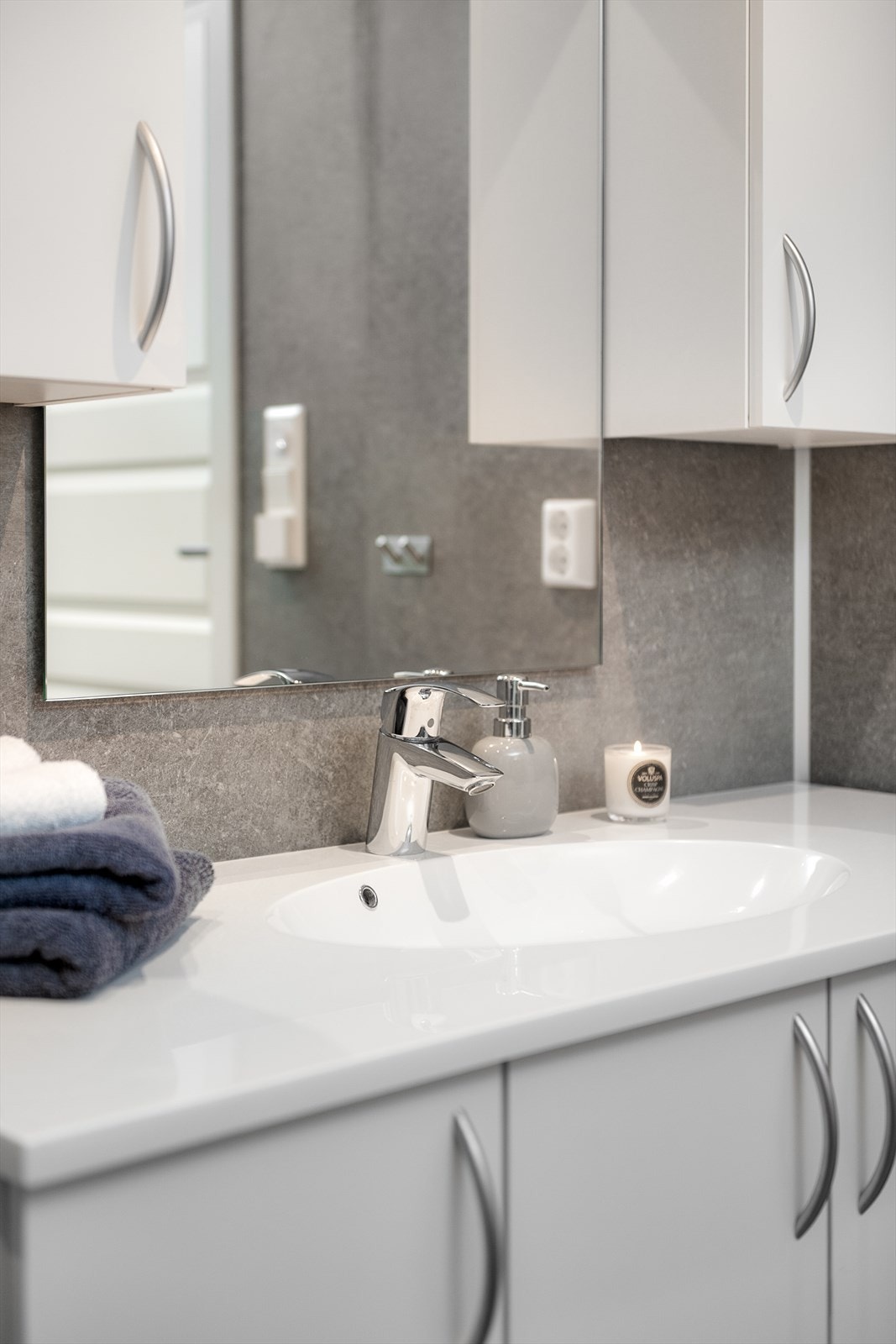 Her er det flislagt gulv med gulvvarme, vegghengt toalett og mekanisk avtrekk. Galleribilde