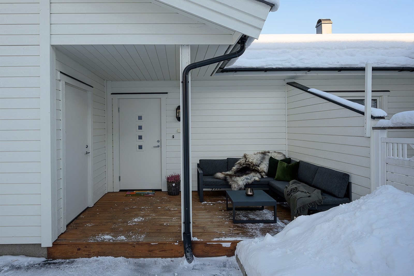 Ved inngangspartiet er det en platting på 9 m² med plass til en sittegruppe. Galleribilde