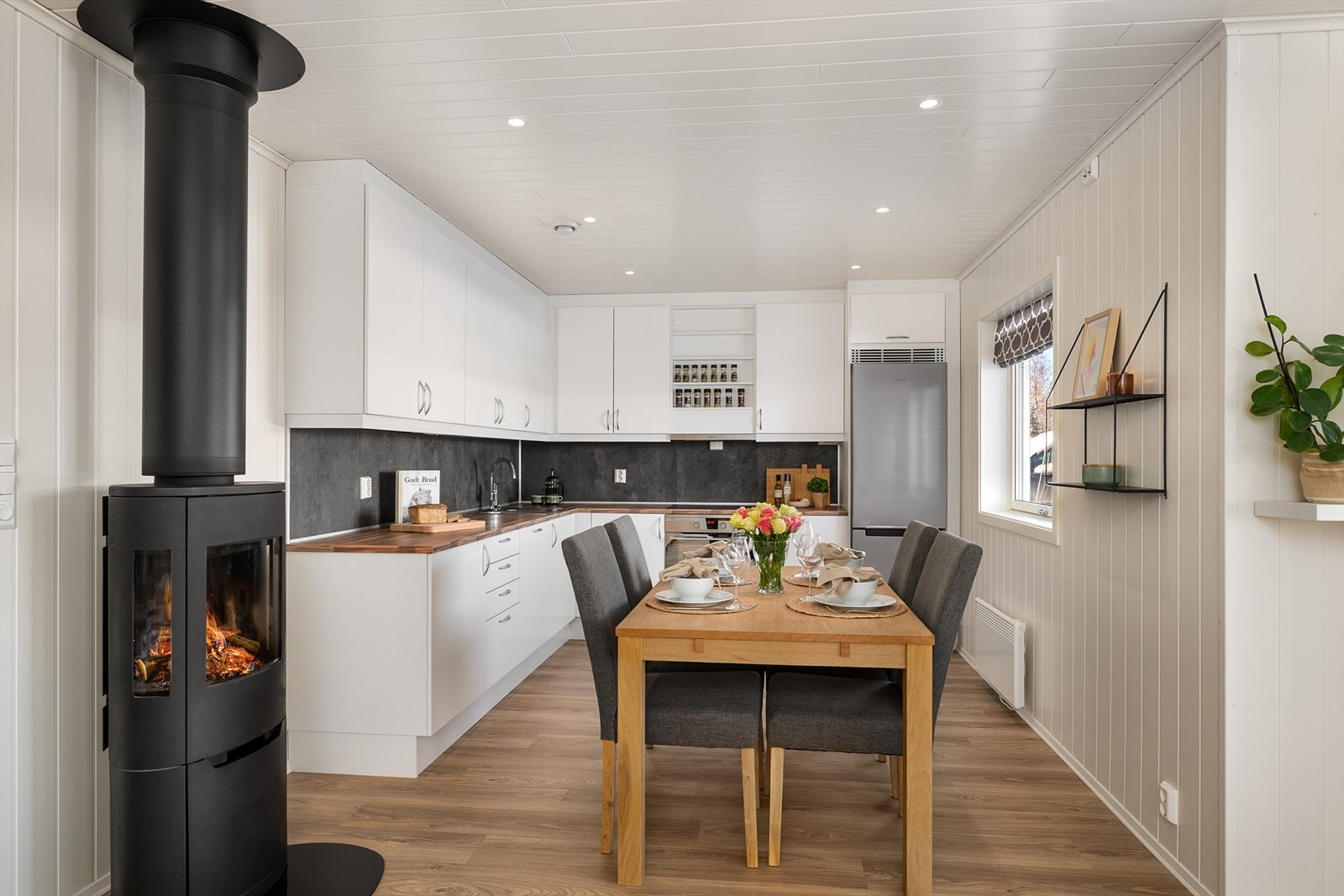 Kjøkkenet har en praktisk utforming med god benke- og skapplass. Galleribilde