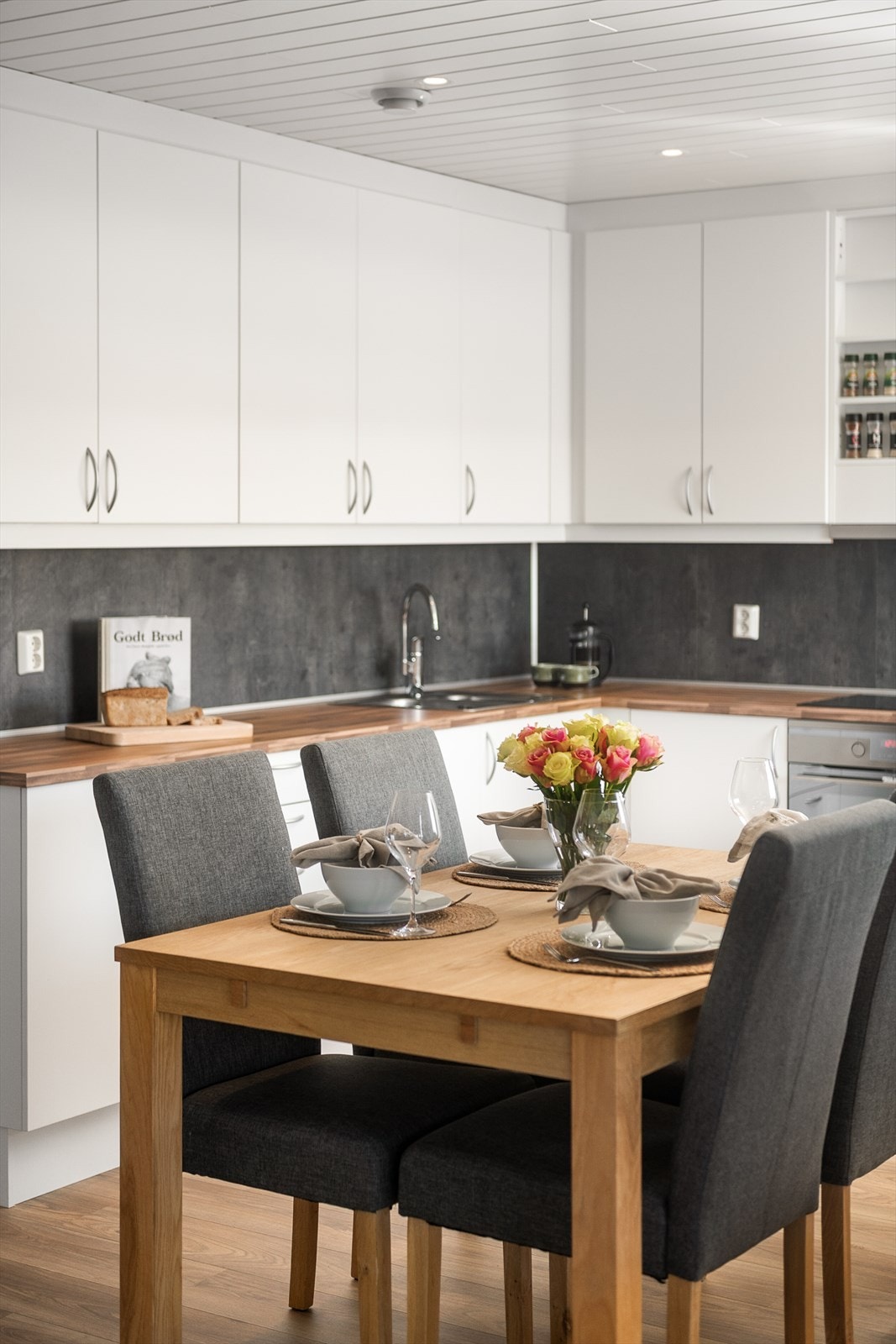 Innredningen inkluderer nedfelt platetopp, stekeovn og oppvaskmaskin. Galleribilde