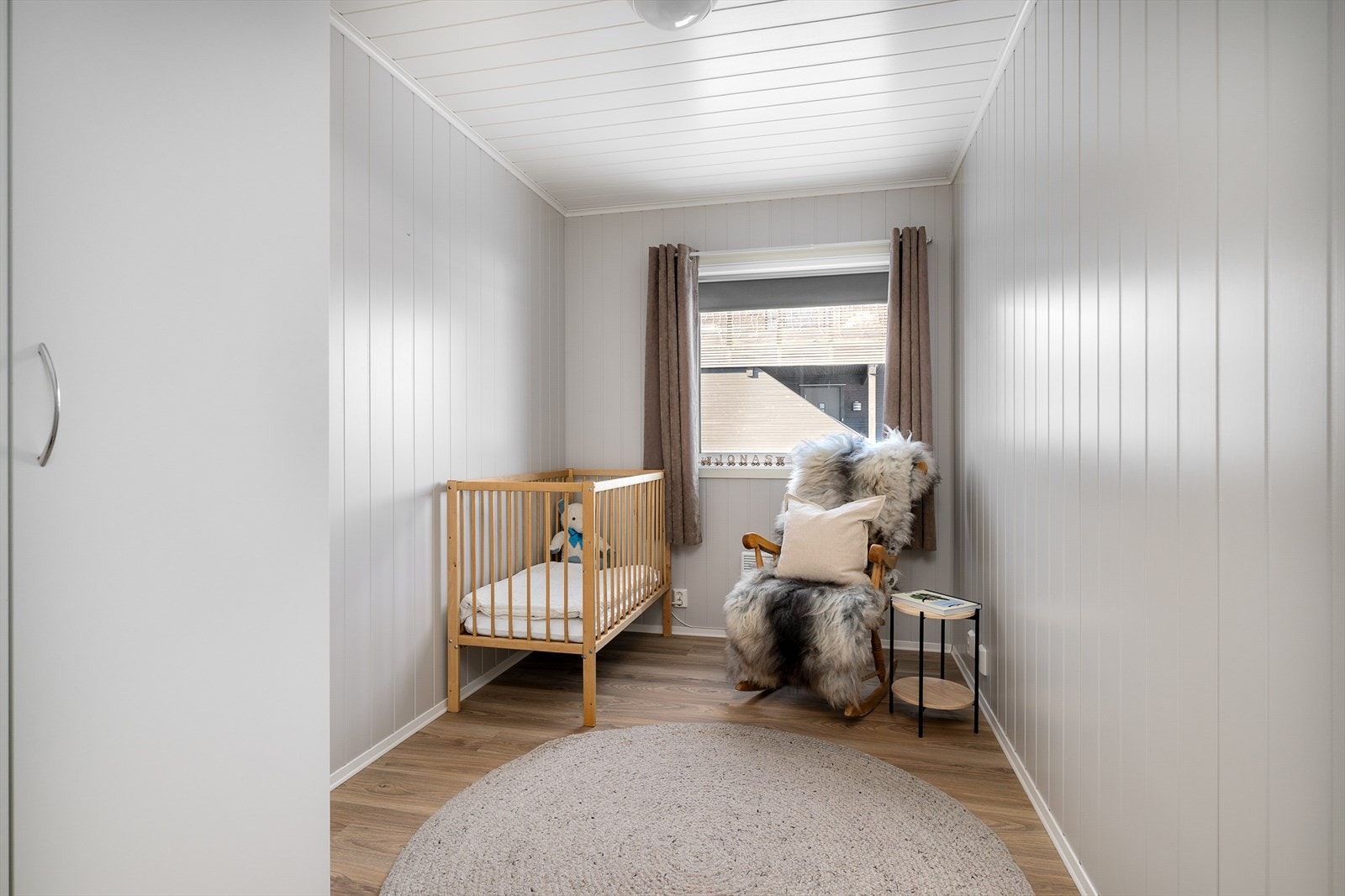 Det andre soverommet egner seg godt som barnerom, gjesterom eller kontor. Dobbel garderobe. Galleribilde