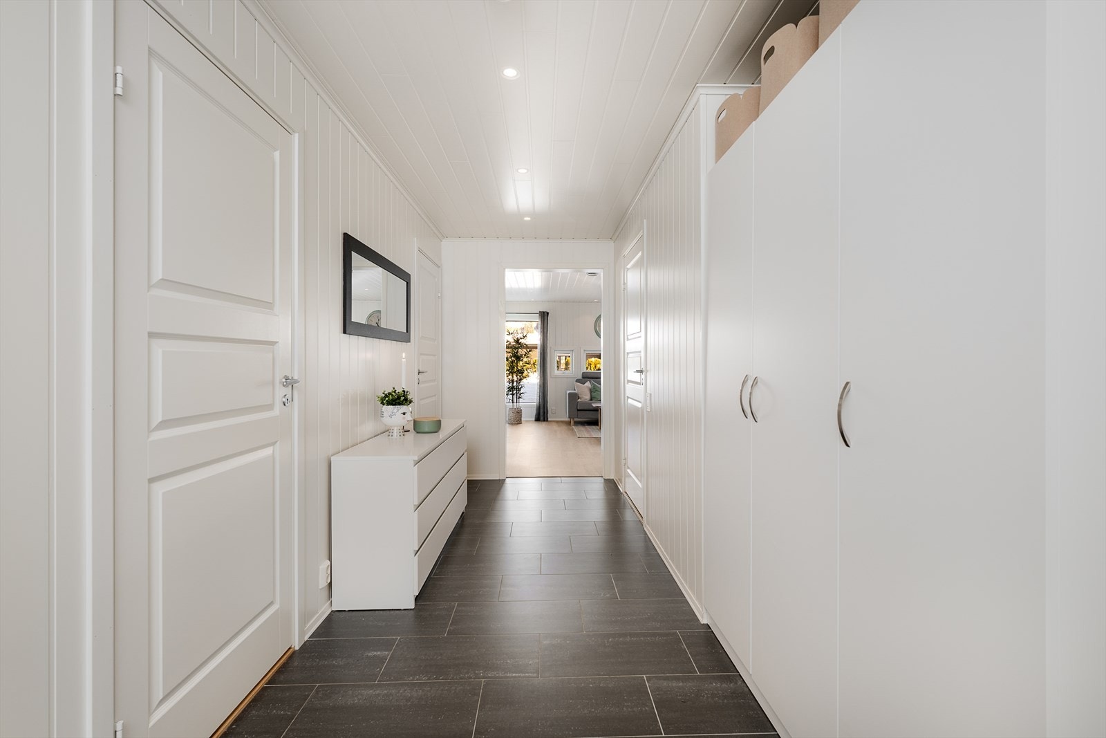 Fra entréen er det åpen løsning inn mot stuen og adkomst til alle rom i boligen. Galleribilde