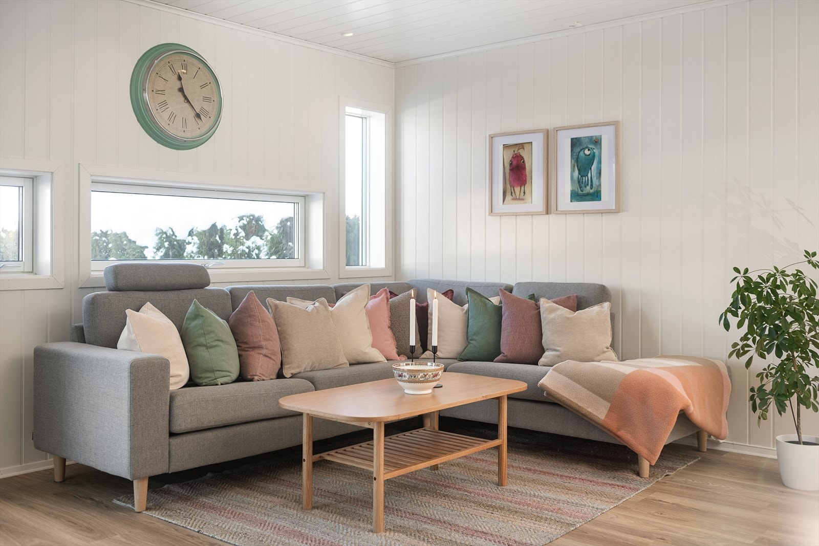 Store vindusflater og balansert ventilasjon sikrer rikelig med lys og et godt inneklima. Galleribilde