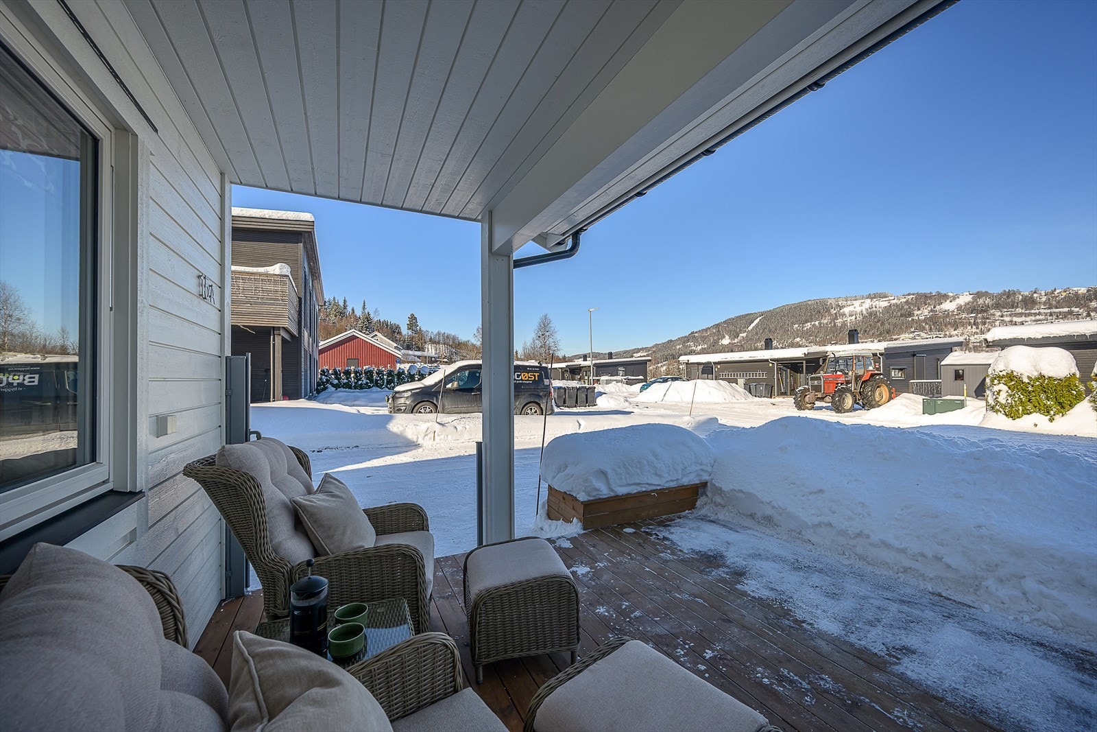 Den lettstelte tomten og asfalterte gårdsplassen bidrar til en enklere hverdag. Galleribilde