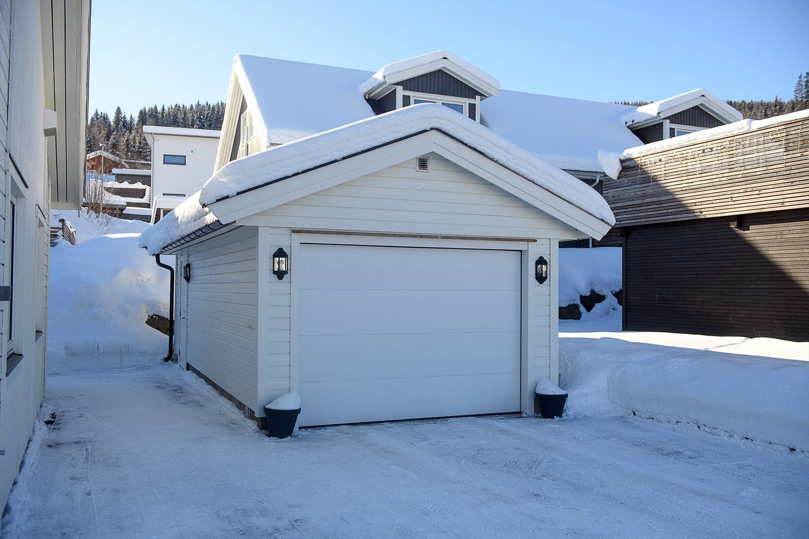 Til boligen hører en romslig, frittstående garasje på 27 m² med innlagt strøm og el-billader. Galleribilde