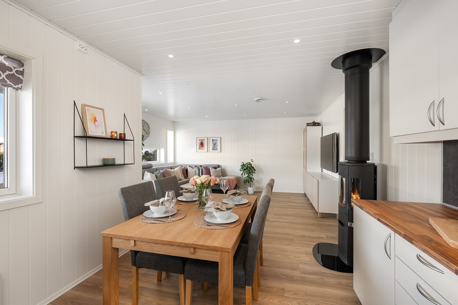 Den åpne løsningen binder stue og kjøkken sammen til et sosialt og funksjonelt allrom. Galleribilde