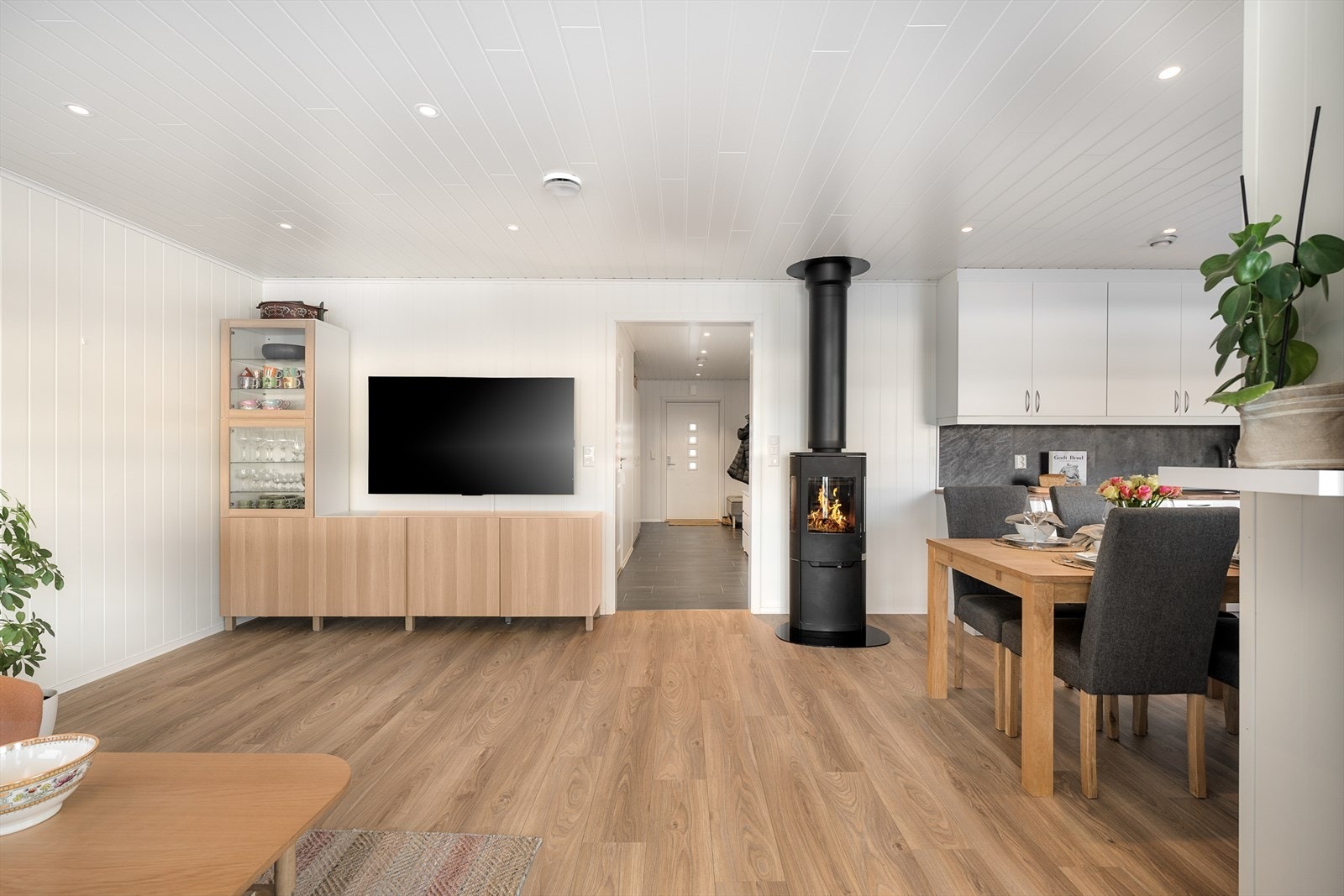 Den sentralt plasserte vedovnen gir effektiv og hyggelig oppvarming på kalde dager. Galleribilde