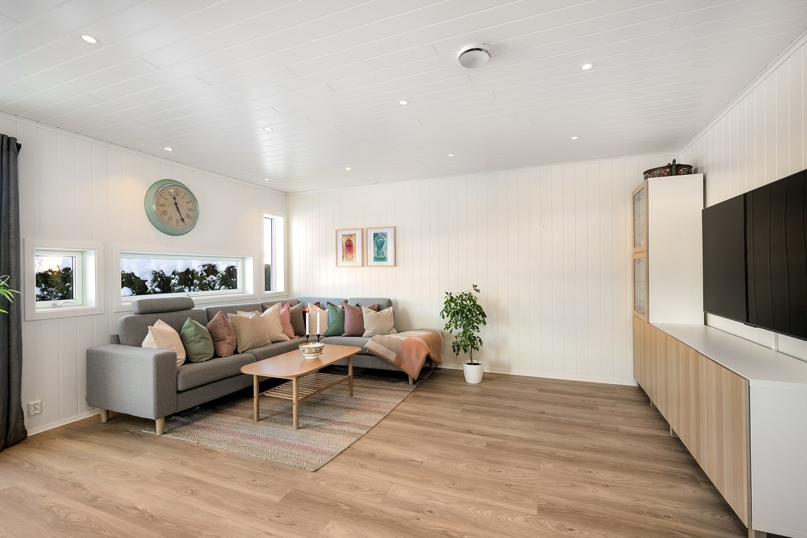 Stuen har god plass til en romslig sofagruppe. Galleribilde