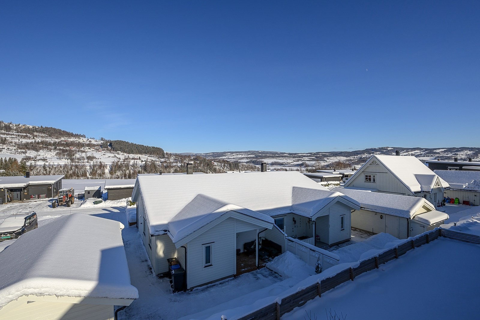 Det er umiddelbar nærhet til skog og mark, med rike muligheter for tur og rekreasjon. Galleribilde