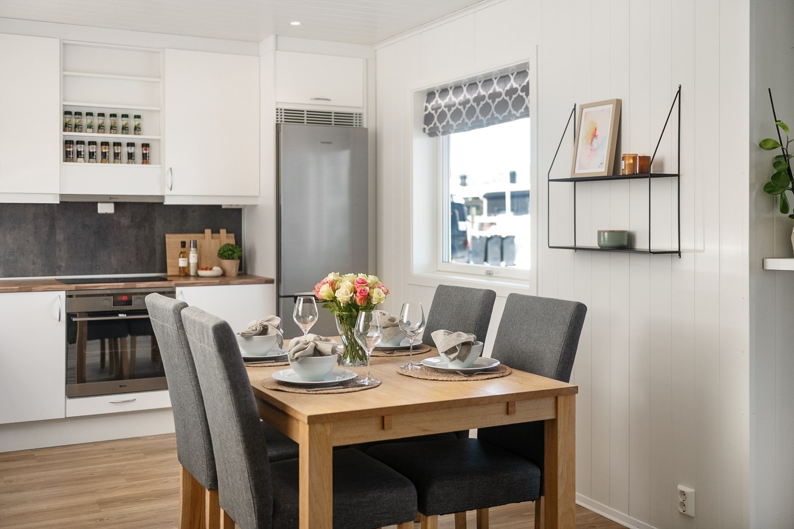 Det er avsatt plass til frittstående kjøl- og fryseskap ved siden av innredningen. Galleribilde