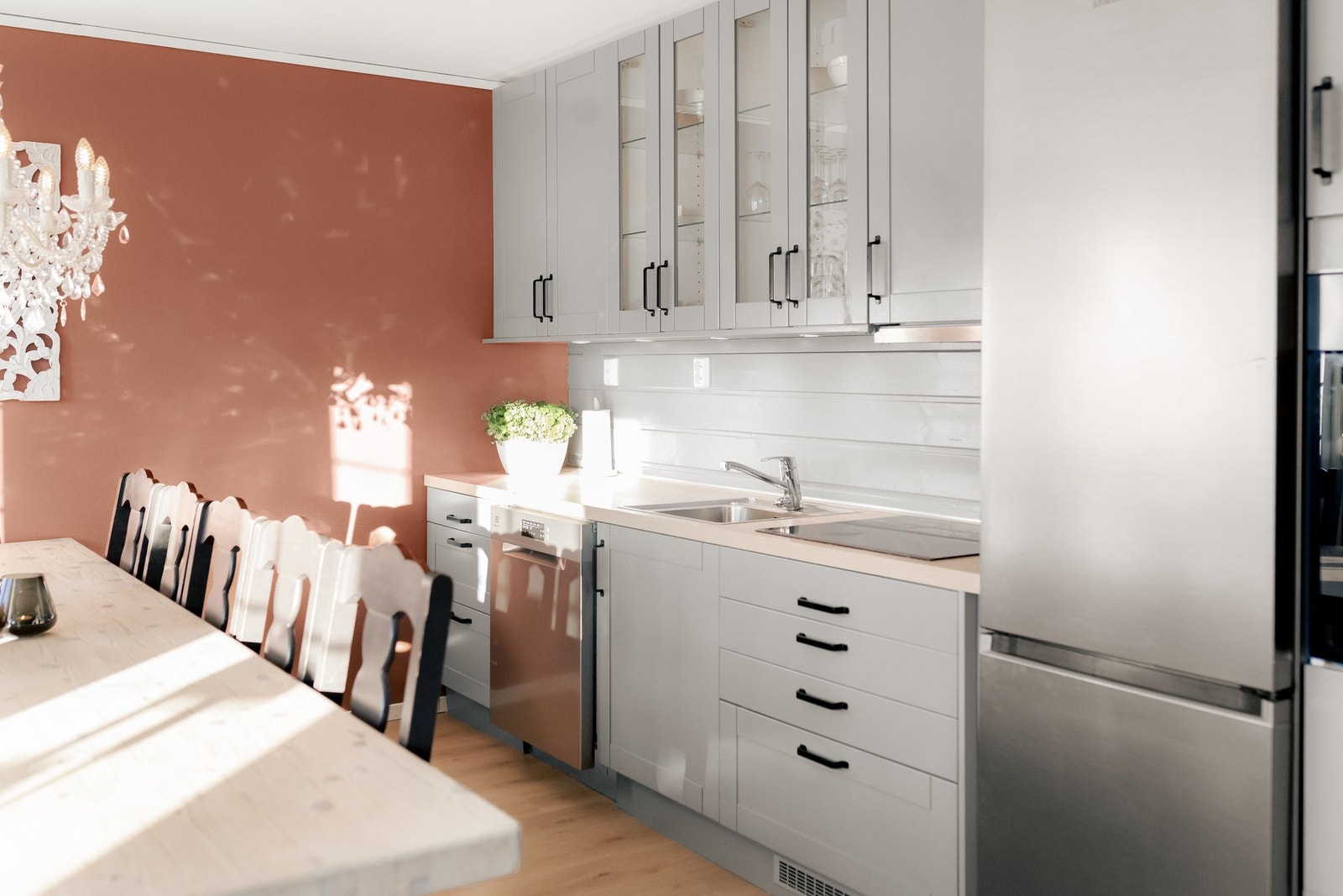 Kjøkkenet er nylig oppgradert med en praktisk innredning med profilerte fronter og laminat benkeplate. Galleribilde