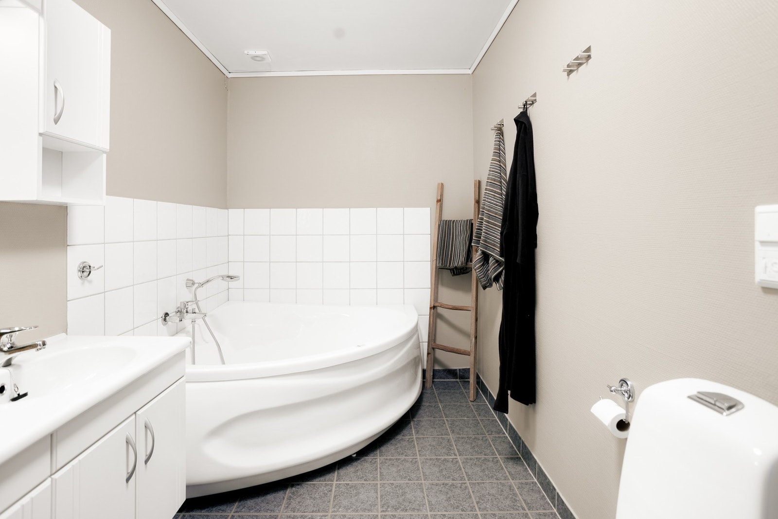 Gulvet er flislagt og har elektriske varmekabler for økt komfort. Galleribilde