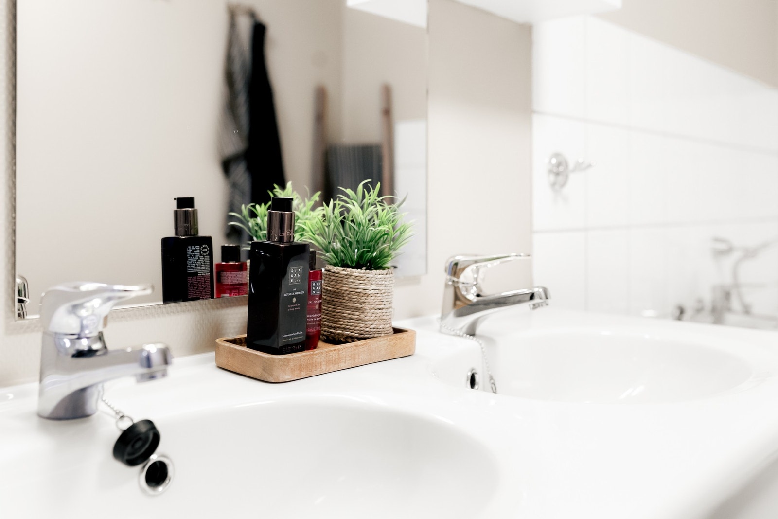 Veggene har fliser og våtromstapet, mens taket består av malte gipsplater. Galleribilde