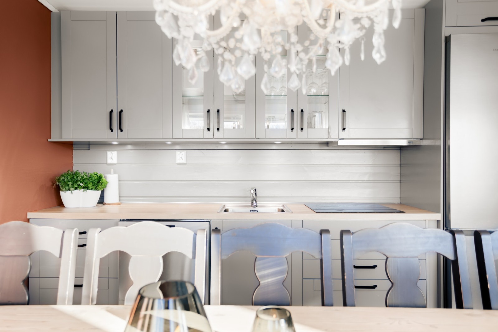 Layouten gir god utnyttelse av plassen med funksjonelle skap- og hylleløsninger som gir rikelig med oppbevaringsmuligheter. Galleribilde