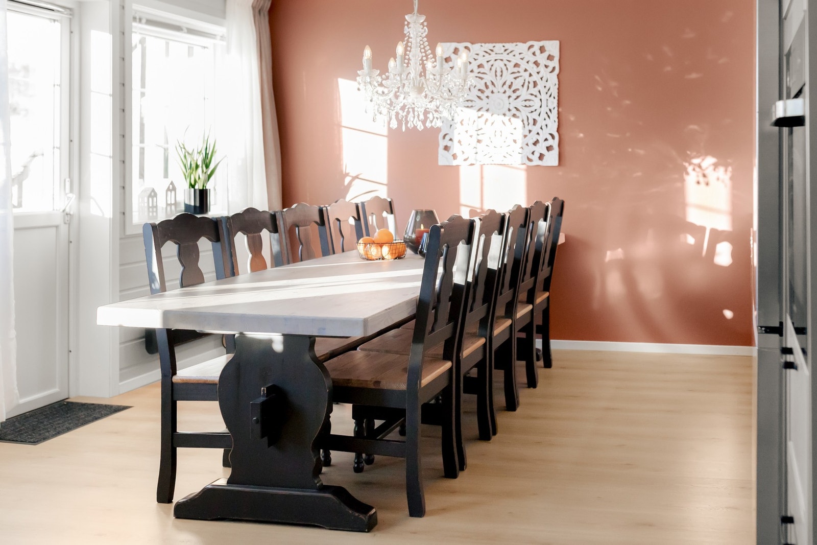 Med sin størrelse og utforming kan stuen innredes med både sofagruppe og spiseplass, samtidig som det er god plass til oppbevaringsløsninger eller andre møbler. Galleribilde