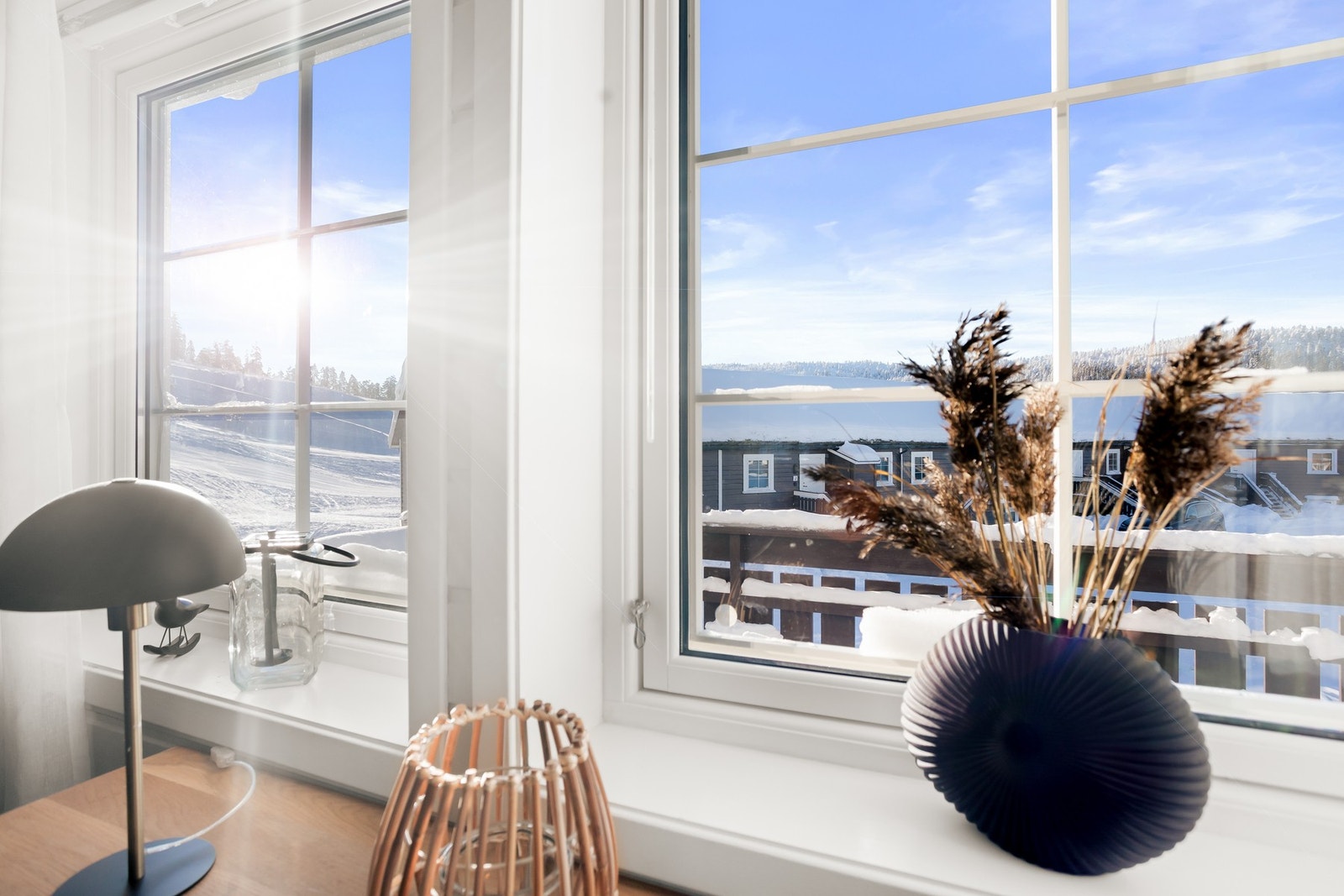 Boligen har en praktisk planløsning med tre soverom, bad/wc med dusjhjørne og bad, flislagt entré og et åpent allrom med stue og kjøkken. Galleribilde