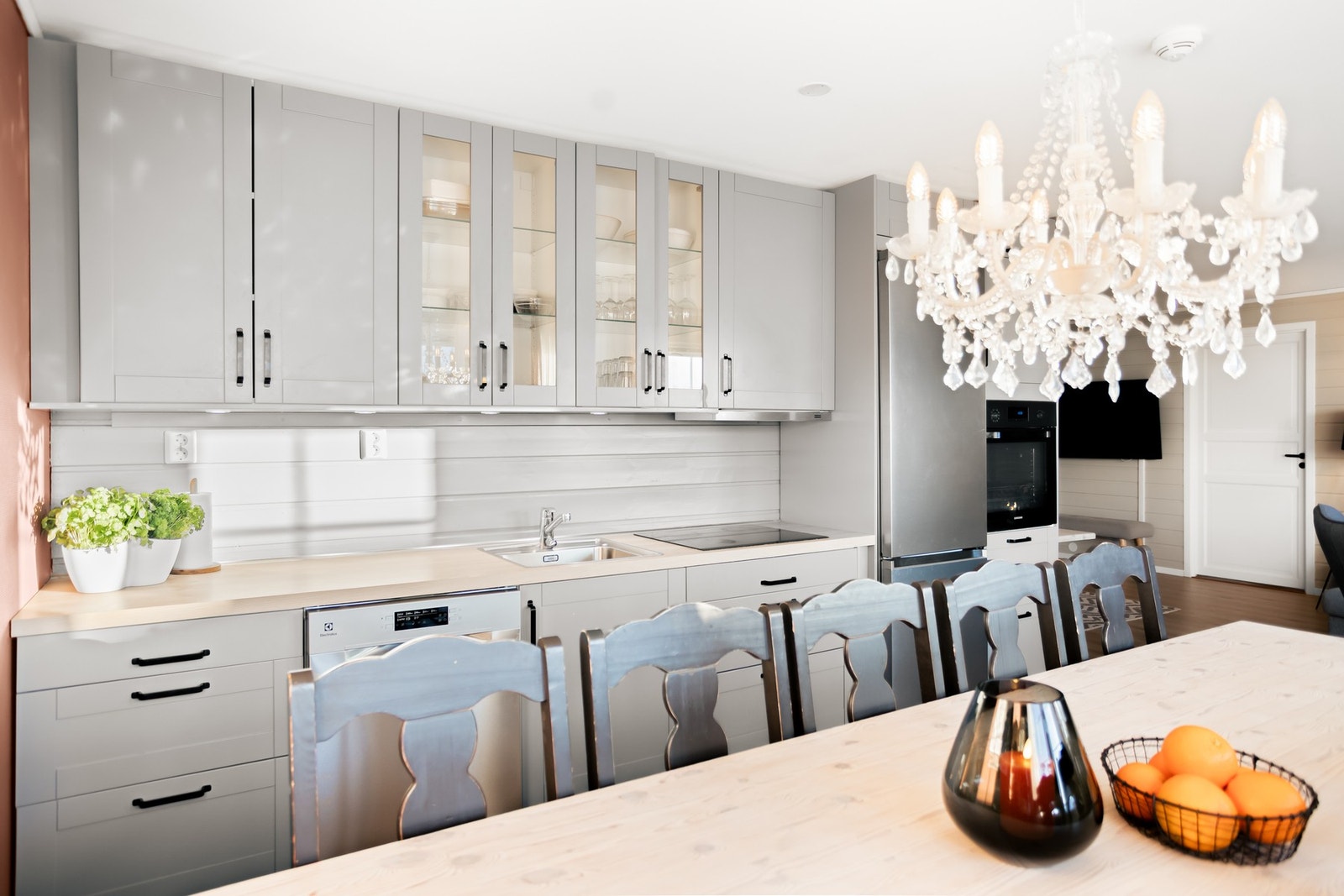 Det er integrert komfyr og platetopp, samt avsatt plass til kjøl/fryseskap og oppvaskmaskin. Galleribilde