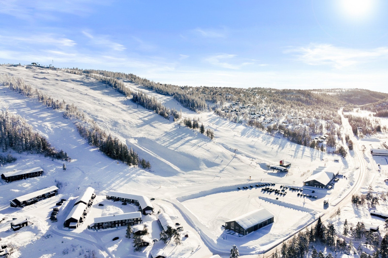 Leiligheten ligger med umiddelbar nærhet til alpinbakke og skiløyper, og har enkel adkomst samt gode solforhold. Galleribilde