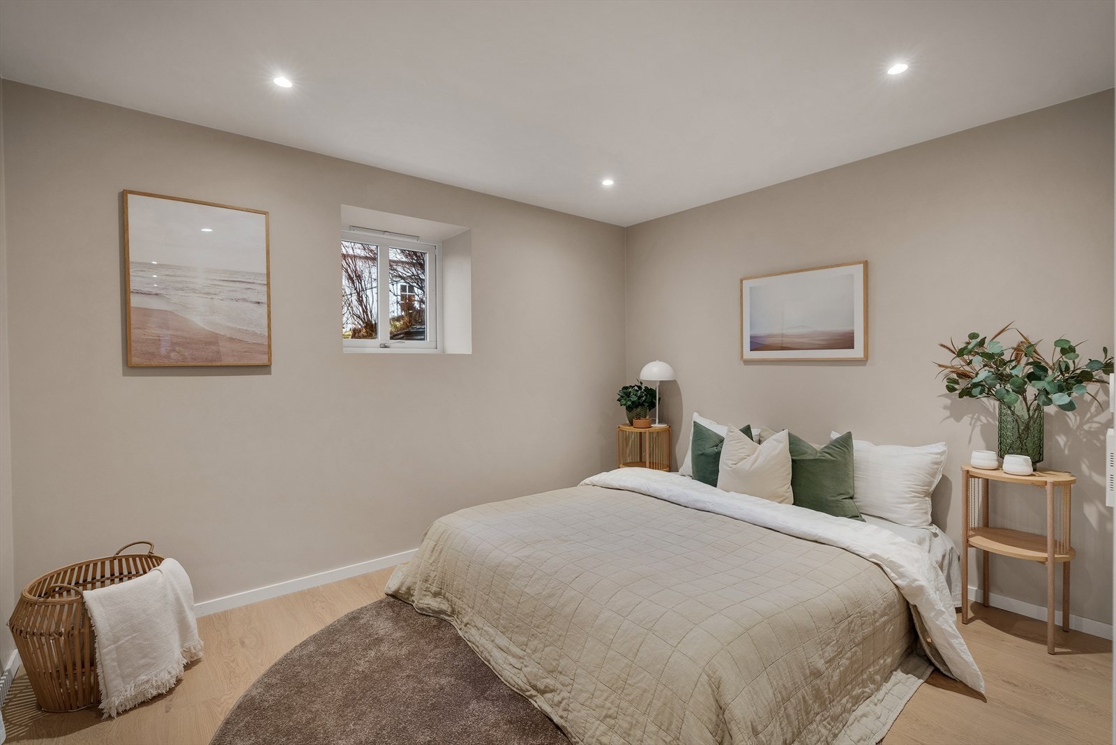 Soverommene er av god størrelse og har plass til både stor seng, nattbord og garderbeløsning. Galleribilde