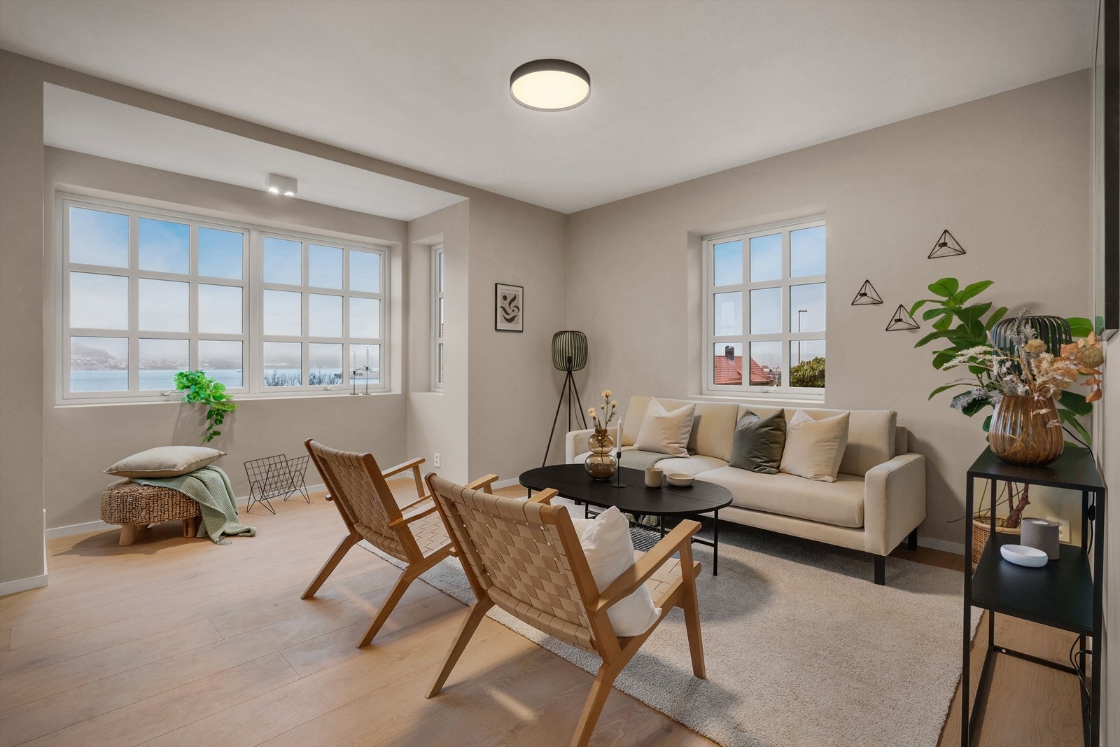 I første etasje finner du hoveddelen med blant annet to soverom, åpen stue- kjøkkenløsning og et lekkert bad. Etasjen er malt i varme delikate farger og har rikelig med natulig lys i fra rommets mange vinduer. Galleribilde