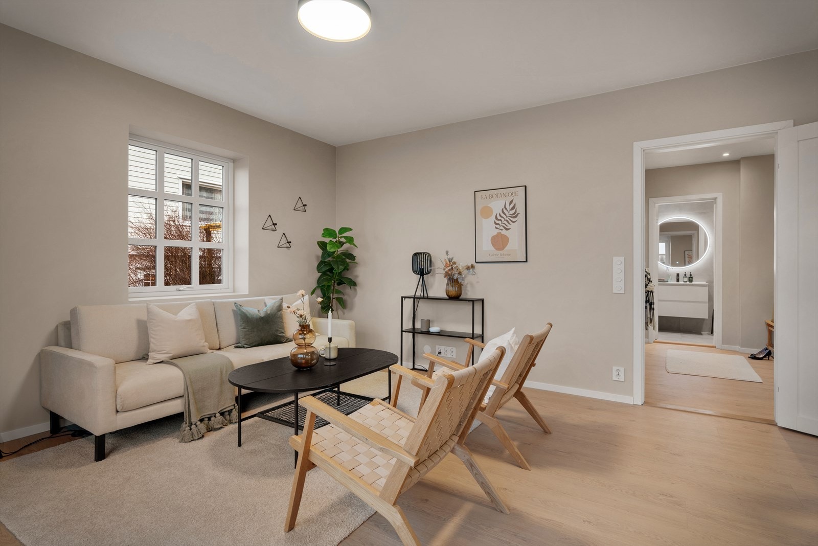 Stuen lar seg enkelt fordele i både sofa- og spisebordsgruppe. Her er også plass til egen sittegruppe om ønskelig. Galleribilde