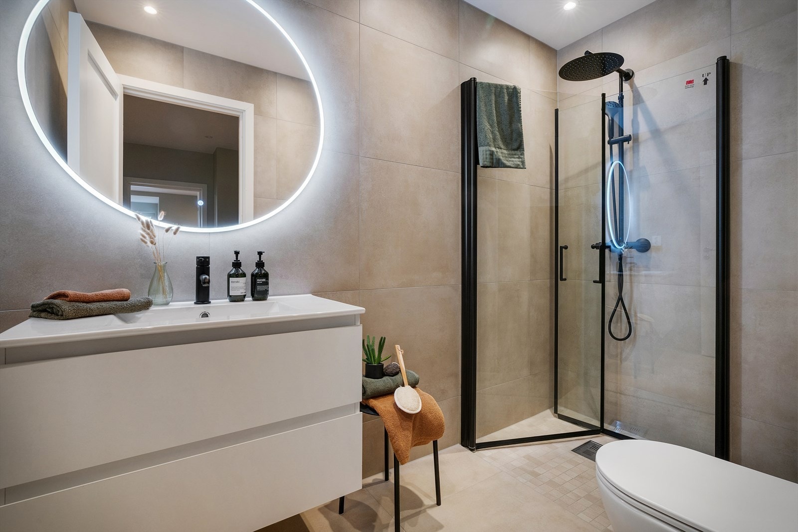 Boligen befinner seg i populære Sandviken og har gangavstand til alt du måtte trenge. Dette er virkelig en bolig verdt å oppleve! Galleribilde