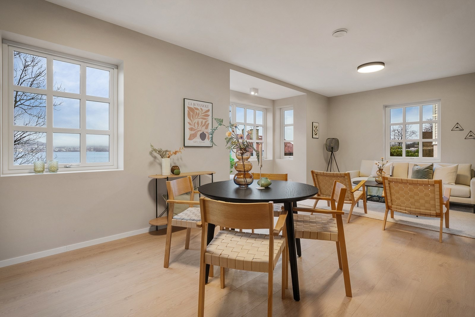 Ved siden av kjøkkenet er det plass til et stort spisebord. Her kan gjestene nyte en bedre middag, for samtidig ha god oversikt over Byfjorden. Galleribilde