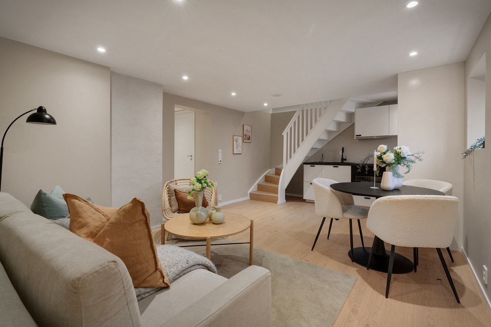 Tar man trappen ned kommer man til en komplett etasje tilrettelagt for utleie! Perfekt for den som ønsker en enkel prosess. Galleribilde