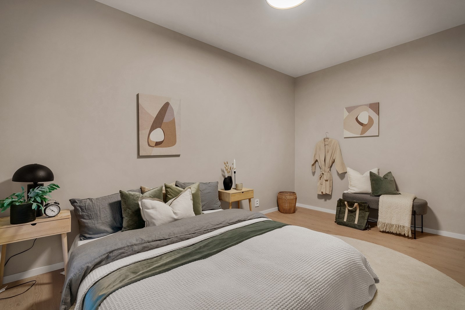 Soverommene er begge av god størrelse og har plass til både stor seng, nattbord og ønsket garderobeløsning. Galleribilde