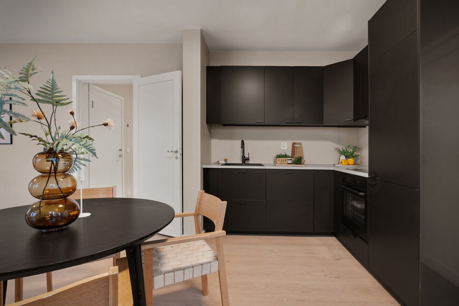 Leiligheten går over to plan og har i nyere tid gjennomgått betydelig oppussing. Galleribilde