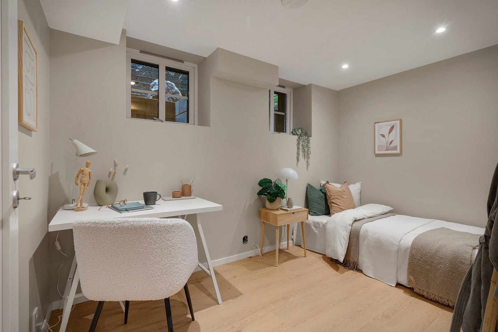 Godt med plass til både kontorpult og garderobeskap. Galleribilde