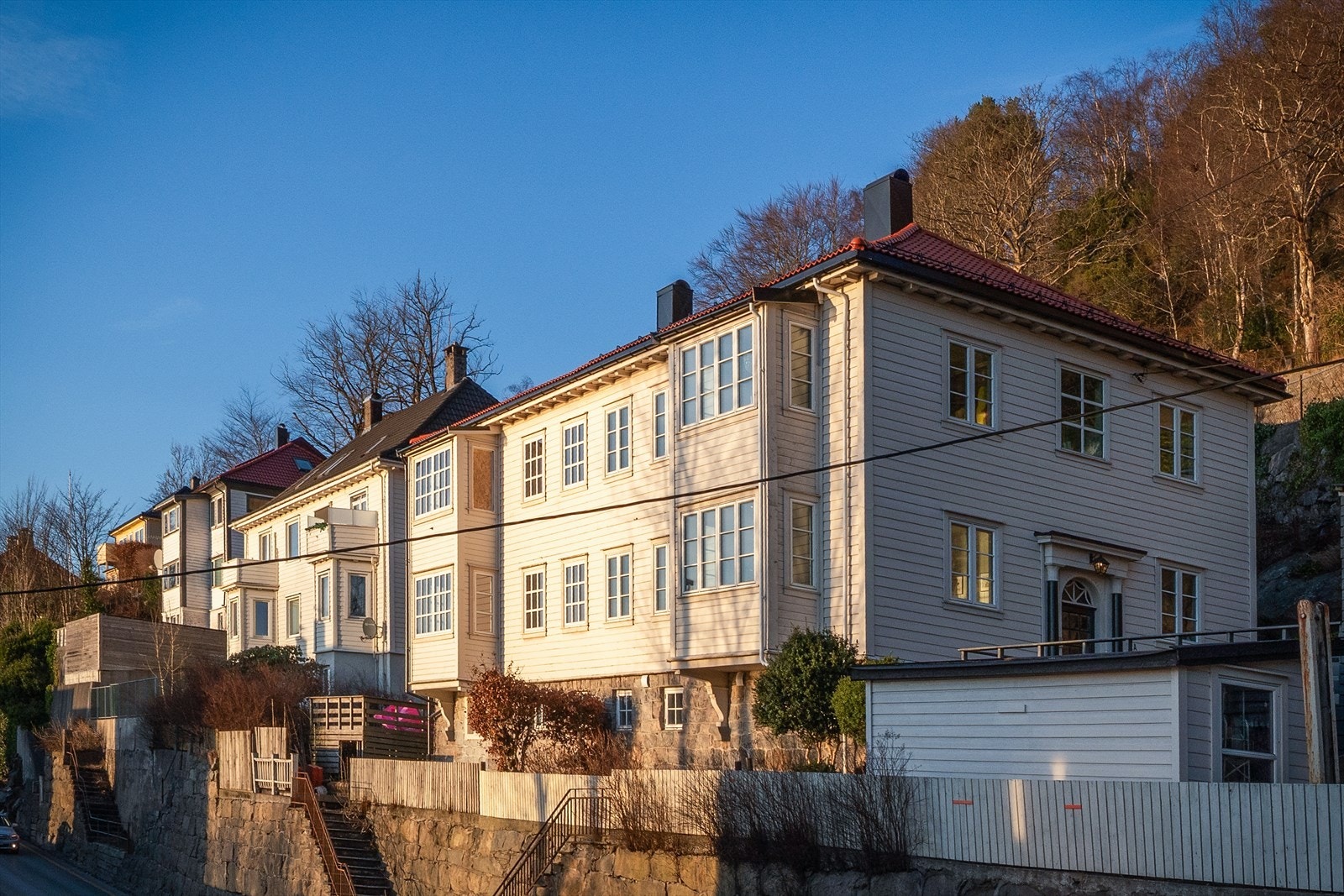 Boligen har en flott beliggenhet i et av Sandvikens mest populære boligområder! Her kan du bo i sentrale omgivelser med kun 15 minutters gange til sentrumskjernen og alle fasiliteter det byr på. Galleribilde