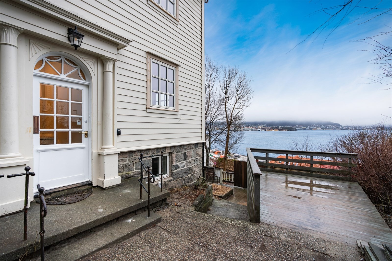 Ved ankomst møtes du av et innbydende inngangsparti med en stor dør sammen med lekre detaljer. Galleribilde