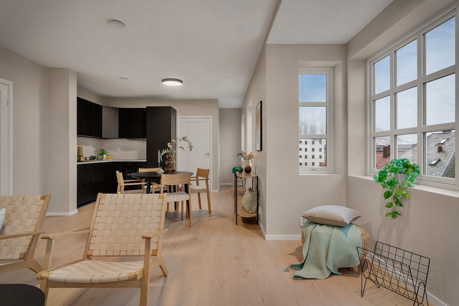 I enden av stuen er det en herlig karnapp som virkelig setter sitt helt eget preg på boligen. Galleribilde