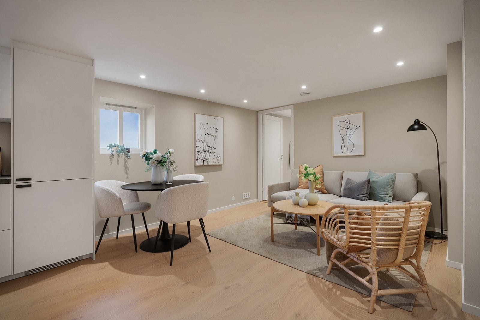 Etasjen inneholder åpen stue- kjøkkenløsning. To soverom og et bad. Galleribilde