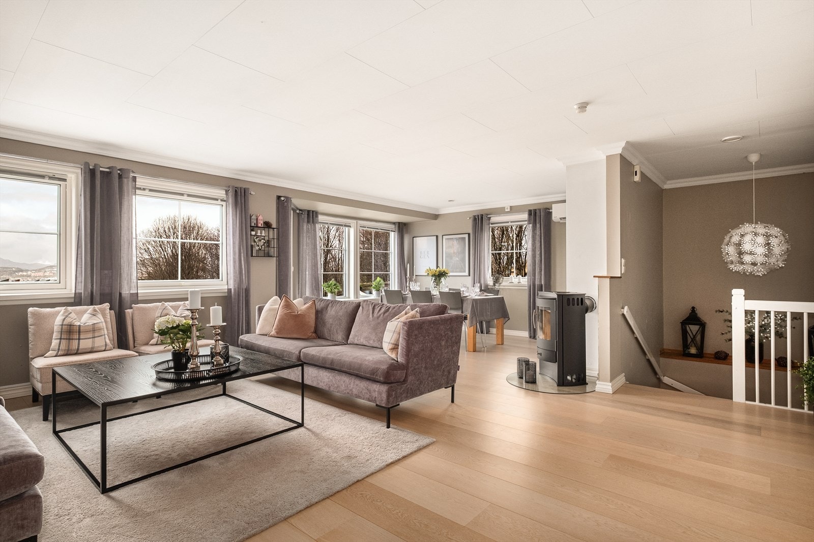 Stor stue med god plass til sofagruppe og spisebord. Peisovn og varmepumpe. Galleribilde