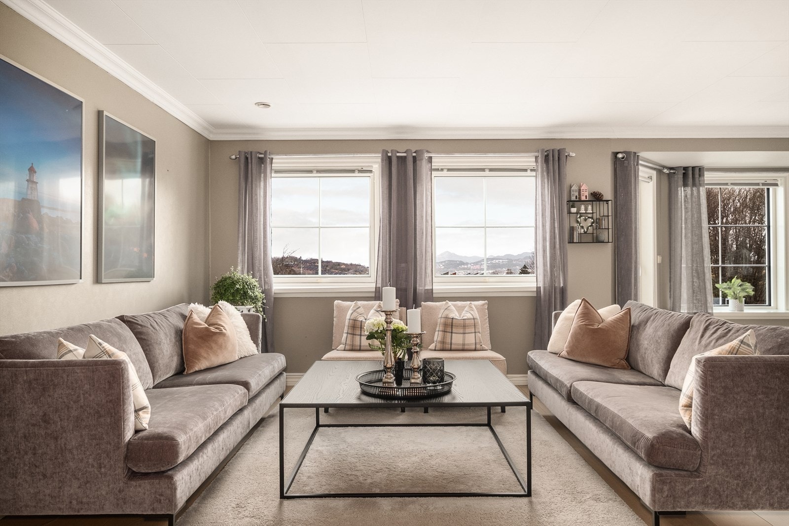 Fin utsikt og utgang til balkong. Galleribilde