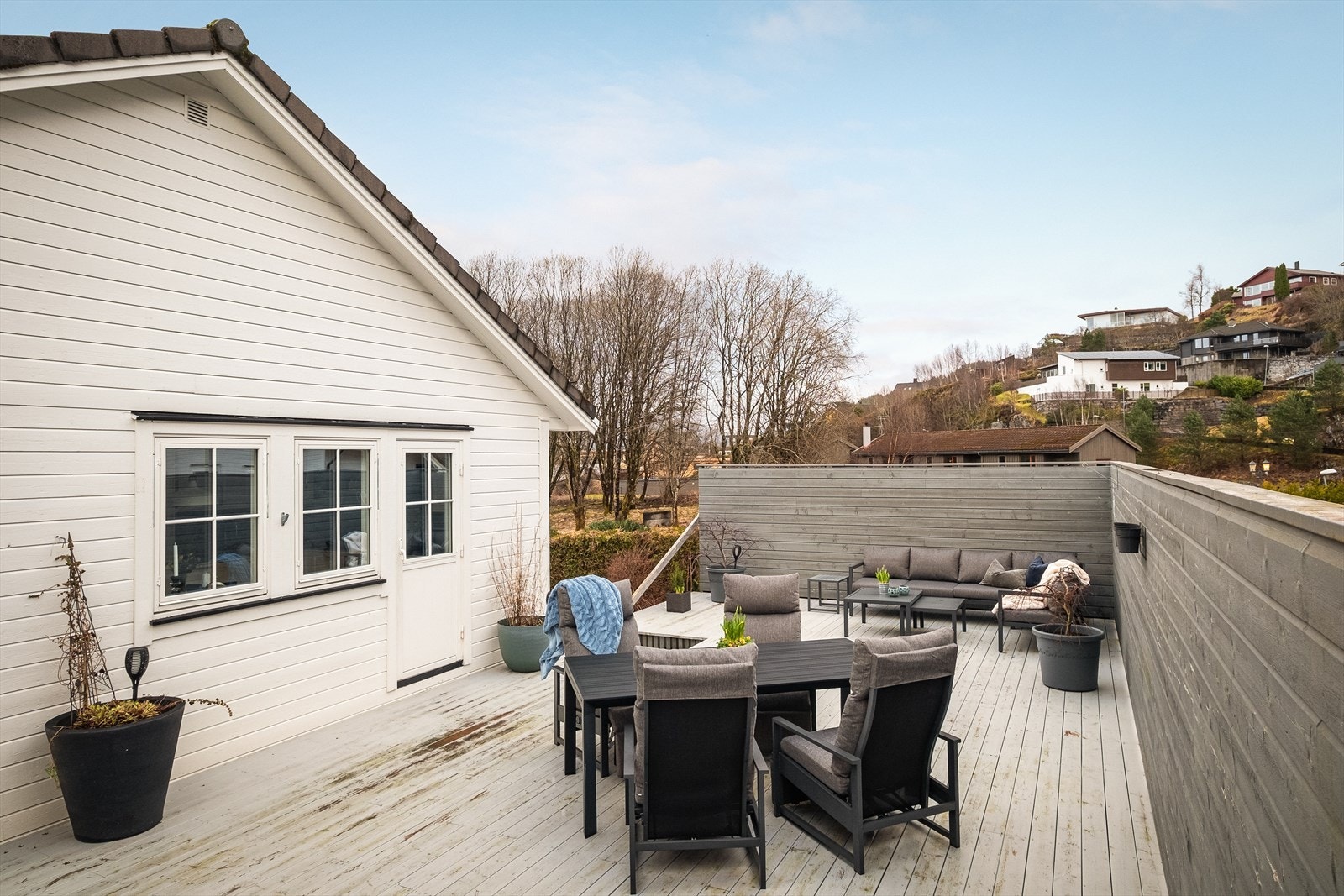 Utgang fra kjøkken til stor terrasse på 68 kvm. Galleribilde