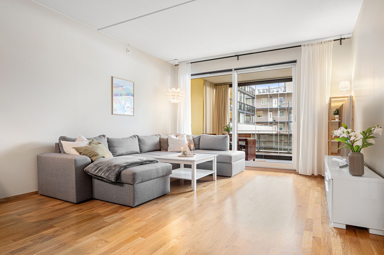 Fra stuen har man direkte utgang til stor uteplass. Galleribilde