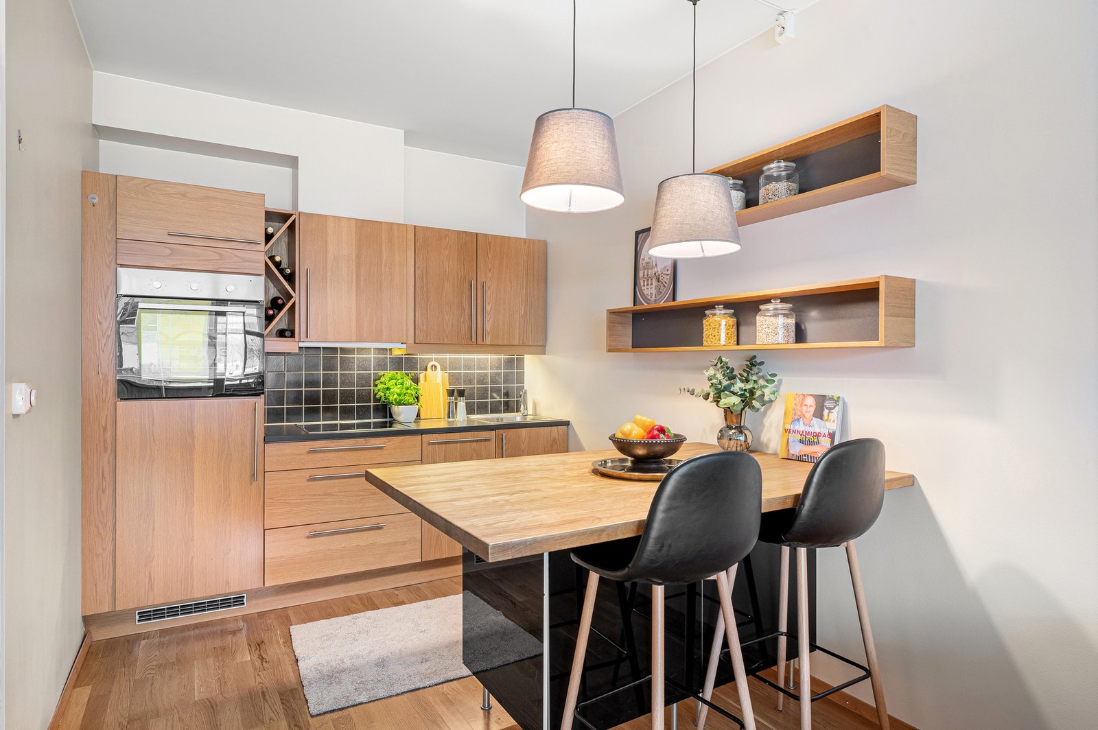 Praktisk kjøkkenøy som er ypperlig ved matlaging og oppbevaring. Galleribilde