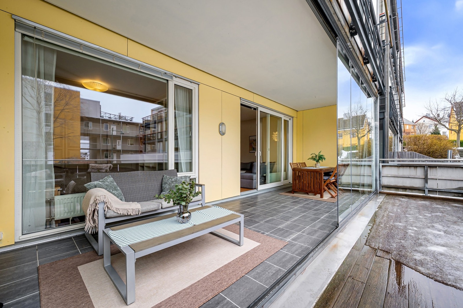 God plass til flere sittegrupper på balkongen. Galleribilde