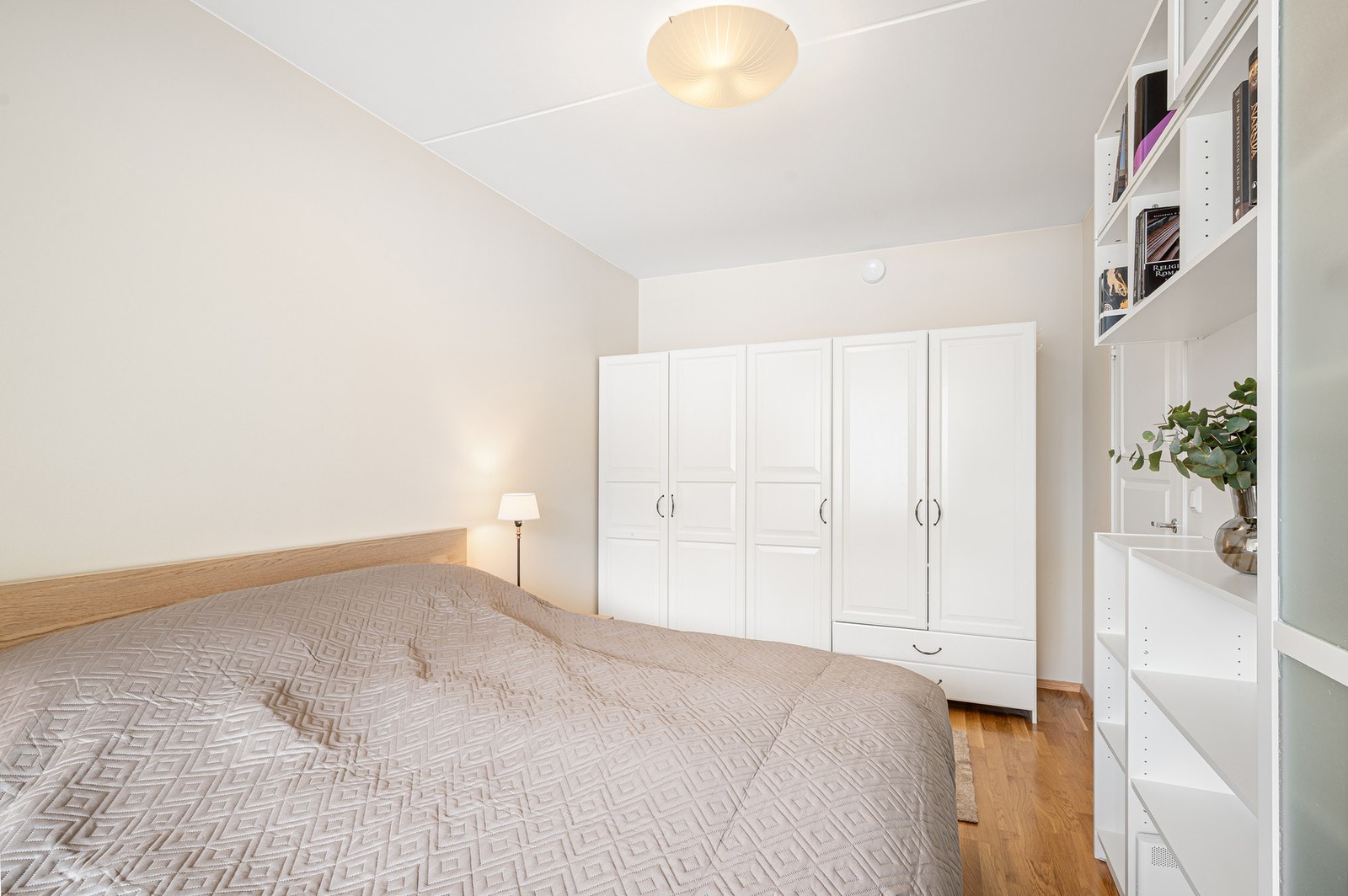 Gode oppbevaringsmuligheter på soverommet. Galleribilde