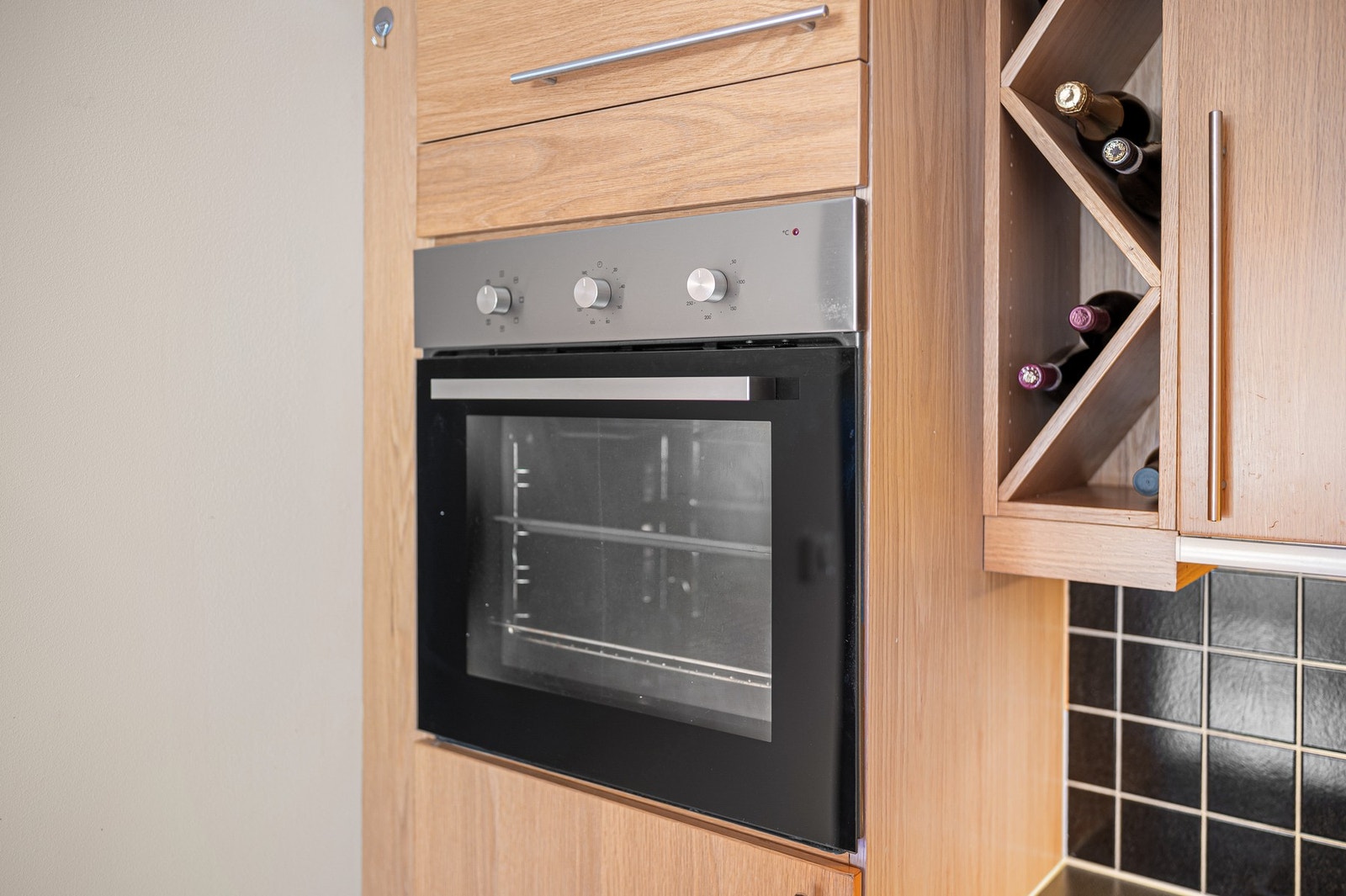 Kjøkkenet har integrerte hvitevarer. Galleribilde