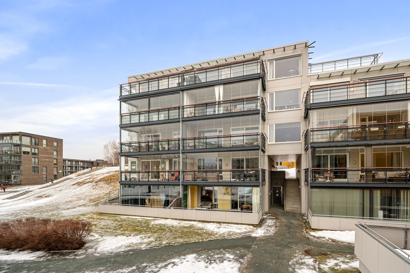 Trivelig nabolag med grønne omgivelser og nærhet til byens fasiliteter. Her bor du sentralt, men skjermet - perfekt utgangspunkt for et aktivt byliv. Galleribilde