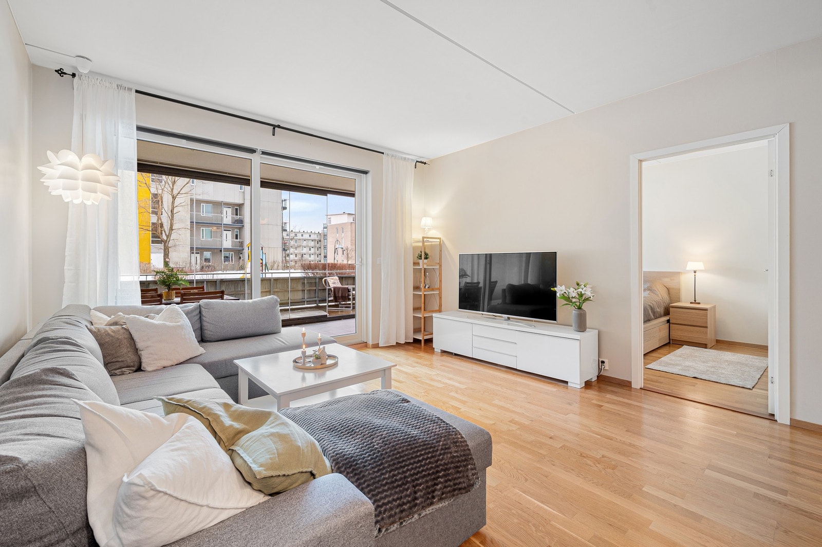 Leiligheten har en ypperlig beliggenhet på Rosenborg Park, og har store oppholdsrom som er lette å innrede. Galleribilde