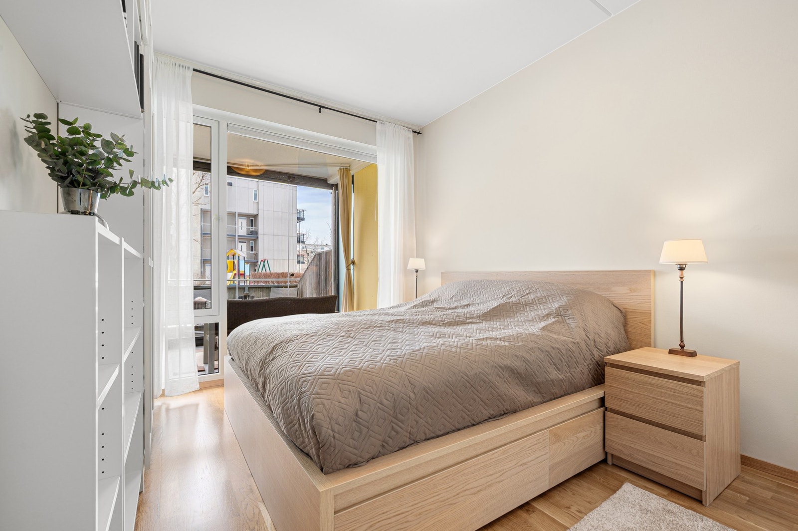 Flott soverom med god plass til dobbeltseng og tilhørende møbler. Galleribilde