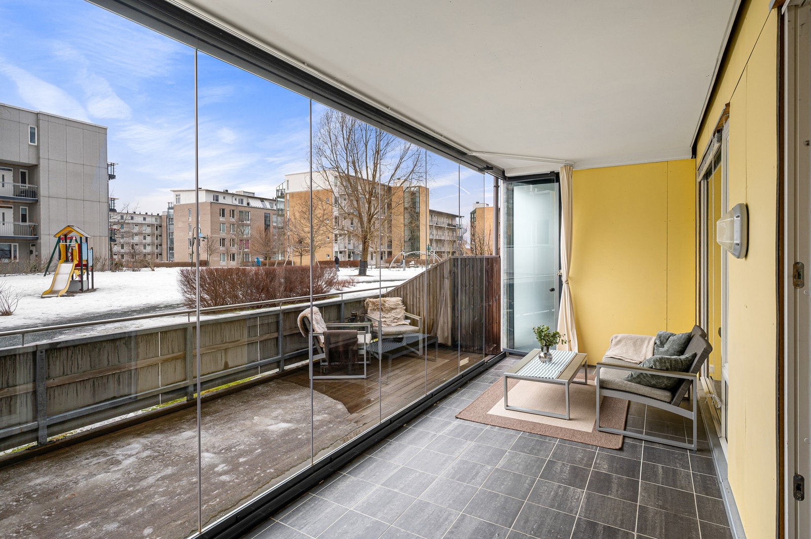 Flott innglasset balkong som er ypperlig å forlenge sommerhalvåret med. Galleribilde