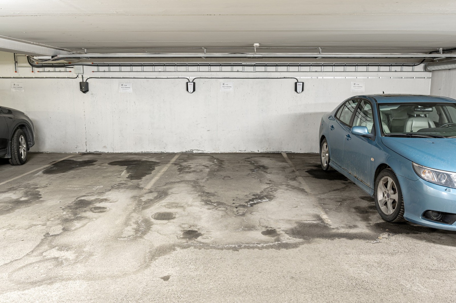 Leiligheten har egen parkeringsplass i oppvarmet kjeller. Galleribilde