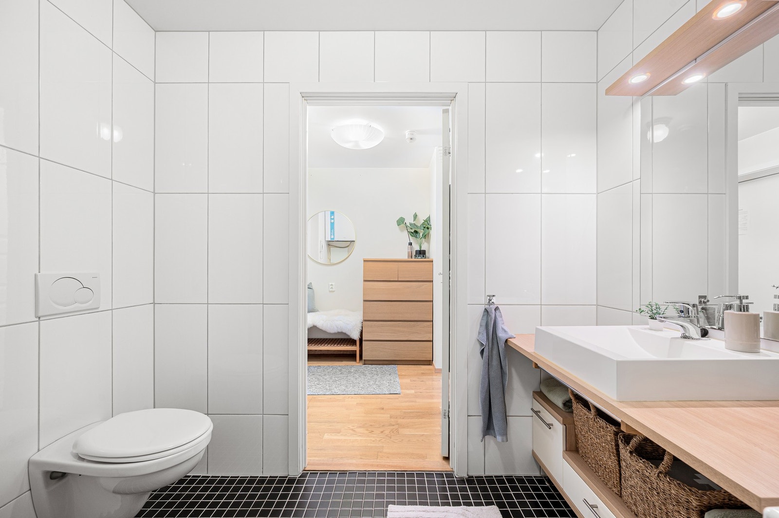 Baderommet har opplegg for vaskemaskin. Galleribilde