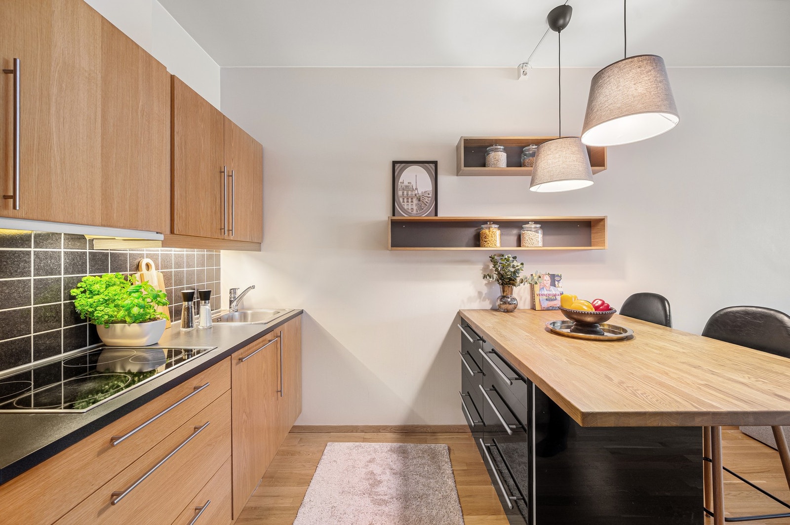 Pent kjøkken med god arbeidsflate. Galleribilde